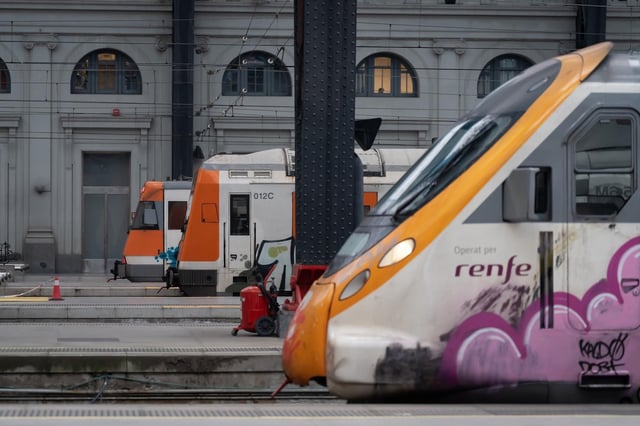 Archivo - Varios trenes