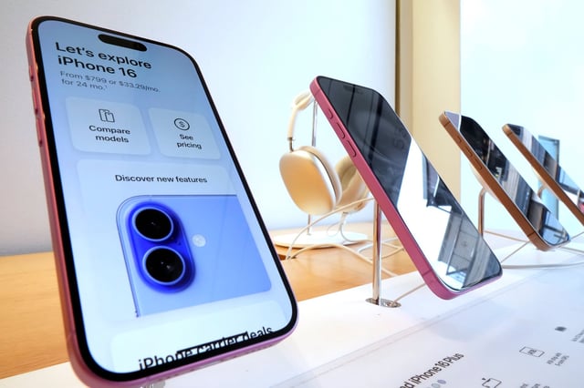 El iPhone 16 se ofrece en cinco versiones, con precios que parten en US$599 y alcanzan los US$1599 en Estados Unidos