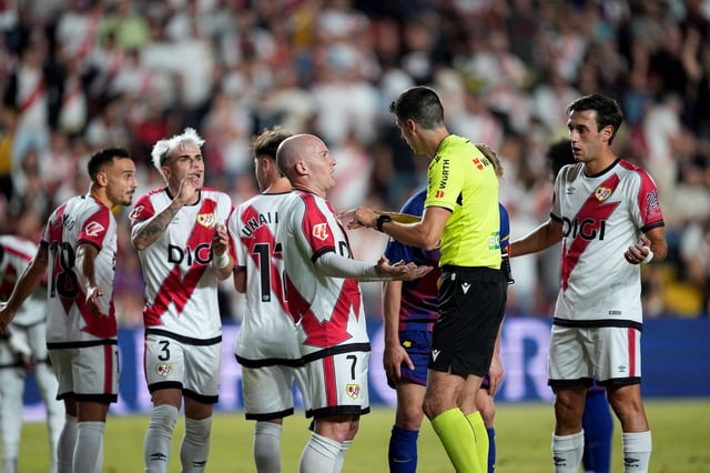 Isi Palazón dialoga con Mateo Busquets durante el Rayo-Barça.