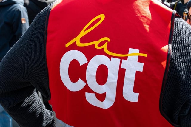 Cette initiative fait suite aux appels à la mobilisation le 10 septembre lancés sur les réseaux sociaux et qui avaient reçu le soutien de l’ensemble de la gauche politique, LFI en tête, qui demande «la grève générale».
