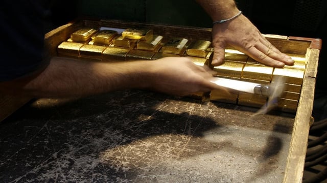 RBI is increasingly moving towards gold from US dollars Reuters