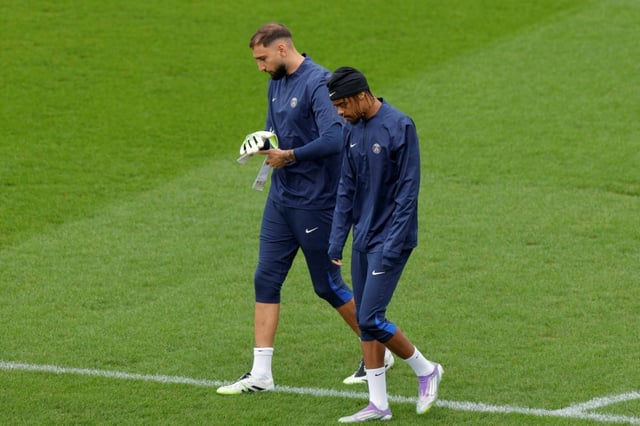 Les Parisiens Gianluigi Donnarumma (à gauche) et Bradley Barcola à l'entraînement à Poissy près de Paris le 29 août 2025