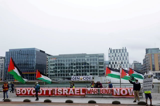 People in support of Palestinians demonstrate in front of the Central Bank of Ireland against the sale of Israeli bonds throughout the EU, in Dublin, Ireland, May 27, 2025. REUTERS/Clodagh Kilcoyne/File Photo