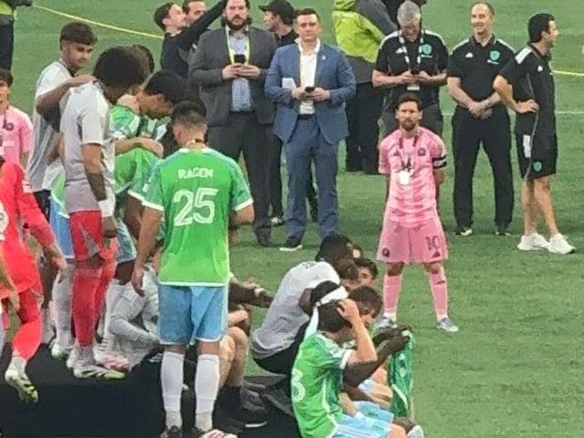 Lionel Messi y su imagen solitaria durante los festejos del Seattle Sounders, que le ganó la final de la Leagues Cup al Inter Miami. Foto: Redes sociales
