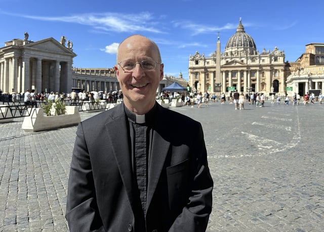 El reverendo James Martin, un jesuita radicado en Nueva York, posa para una fotografía durante una entrevista con The Associated Press en las afueras de la Plaza de San Pedro, en Roma, el lunes 1 de septiembre de 2025.