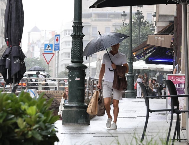 Galicia estrena el mes de septiembre con lluvias intermitentes y cielos cubiertos. En la imagen, las primeras gotas caídas en agosto en Vigo, el pasado viernes.