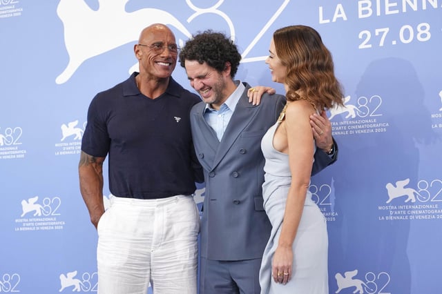 Dwayne Johnson posa junto al director Benny Safdie y la actriz Emily Blunt en la Mostra de Venecia