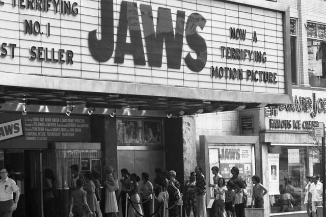 Crowds line up outside movie house to see "JAWS." (Photo by Bettmann Archive/Getty Images)