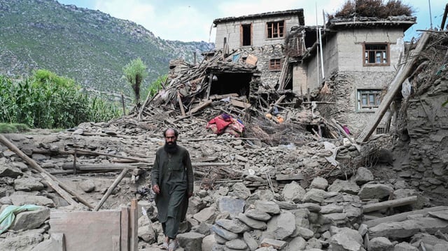 Ein afghanischer Mann geht an einem nach Erdbeben beschädigten Haus im Dorf Nurgal in Mazar Dara, einem Bezirk der Provinz Kunar, vorbei.
