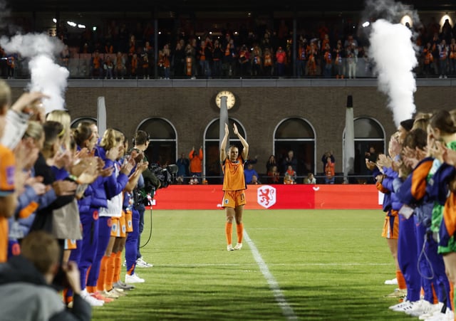 Soccer Football - Women's Euro 2025 Qualifier - Netherlands v Finland - Sparta Stadion, Rotterdam, Netherlands - May 31, 2024 Netherlands's Lieke Martens with teammates after playing her last home international match REUTERS/Piroschka Van De Wouw