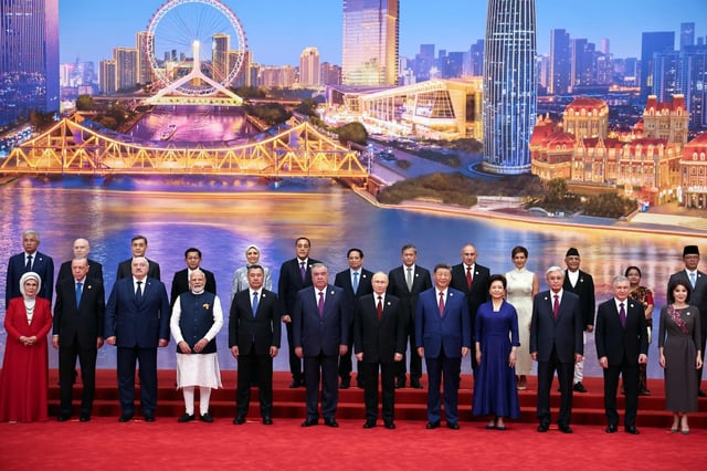 Dimanche au sommet de l’Organisation de coopération de Shanghai, avec au premier rang le Turc Erdogan (2e), l’Indien Modi (4e), le Russe Poutine (7e) et le Chinois Xi (8e).