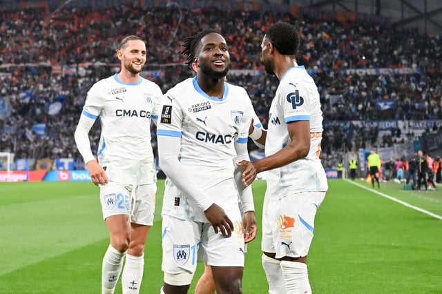 Adrien Rabiot derrière Jonathan Rowe au premier plan.
