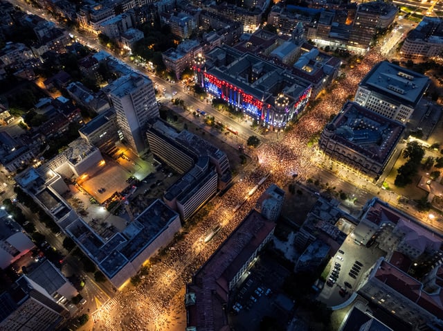 A drone view shows anti-government protestors marching through the streets to commemorate the 16 victims, who were killed after a railway concrete canopy fell in November 2024 in Novi Sad, triggering accusations of widespread corruption and negligence, in Belgrade, Serbia, September 1, 2025. REUTERS/Djordje Kojadinovic     TPX IMAGES OF THE DAY