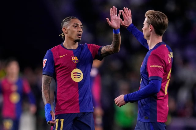 Raphinha y Frenkie de Jong  del Barcelona celebran tras vencer al Valladolid en el encuentro de la liga española el sábado 3 de mayo del 2025. (AP Foto/Manu Fernandez)