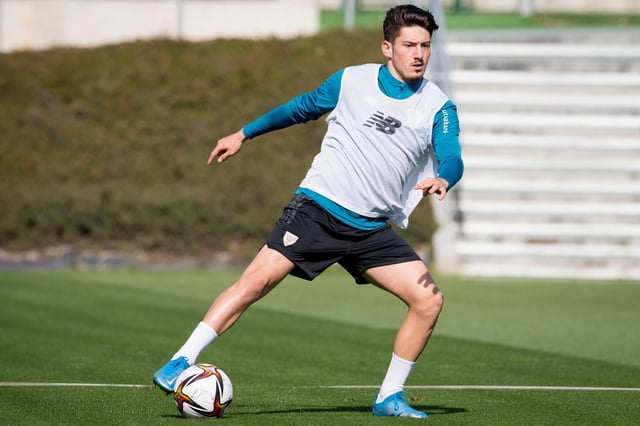 Unai Vencedor toca el balón en un entrenamiento con el Athletic.