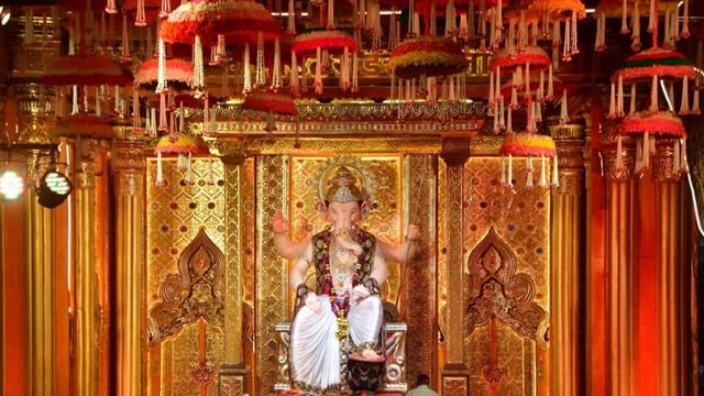 Mumbai, India – 01, Sept 2025: Devotees offer prayer to the 14-feet tall eco-friendly idol of Lord Ganesha, 'Altamont cha raja', at a pandal during the 'Ganesh Chaturthi' festival, in Mumbai, India, on Monday, 01 Sept, 2025. (Photo by Bhushan Koyande/HT Photo)
