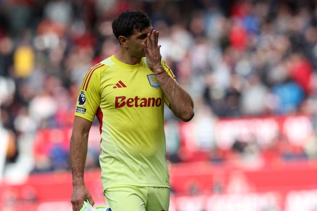 Dibu Martínez se había despedido de los hinchas en la temporada pasada, pero seguirá en Aston Villa
