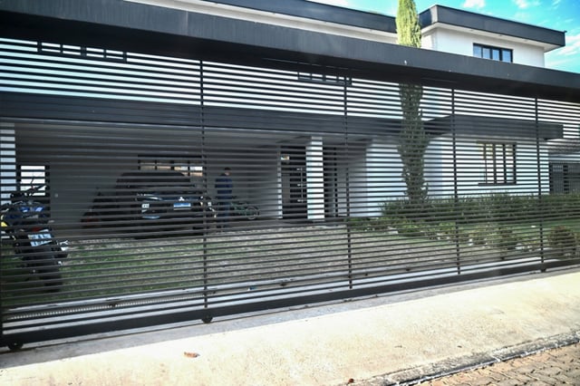 Vue de la façade de la maison de l'ancien président brésilien Jair Bolsonaro à Brasilia, le 1er septembre 2025