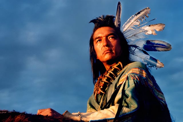Graham Greene en Danza con Lobos