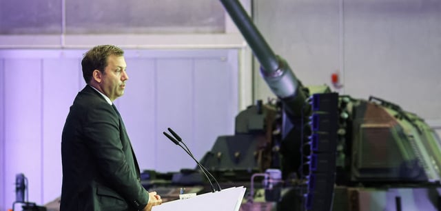 Vizekanzler Lars Klingbeil (SPD) im neuen Munitionswerk von Rheinmetall in Unterlüß
