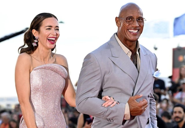 Los actores Emily Blunt y Dwayne Johnson, ayer, sonrientes en la alfombra roja de Venecia. |  Efe