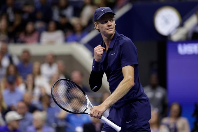 Jannik Sinner, de Italia, reacciona después de ganar un punto frente a Alexander Bublik, de Kazajistán, durante un partido de la cuarta ronda del torneo de tenis US Open, el lunes 1 de septiembre de 2025, en Nueva York. (AP Foto/Adam Hunger)
