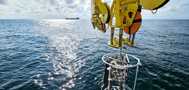 Von Bord des BSH-Forschungsschiffes „Atair“ werden Wasserproben in der Nordsee genommen