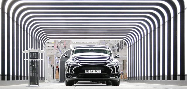 Tesla-Auto in der Giga-Factory in Grünheide
