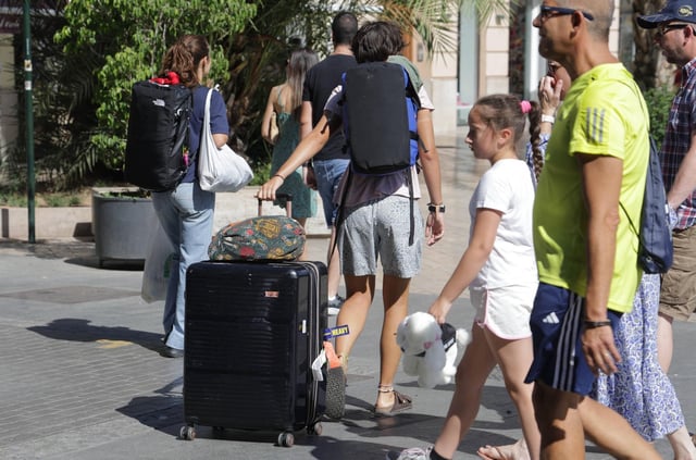Turistas de partida en el último fin de semana de vacaciones de agosto en València