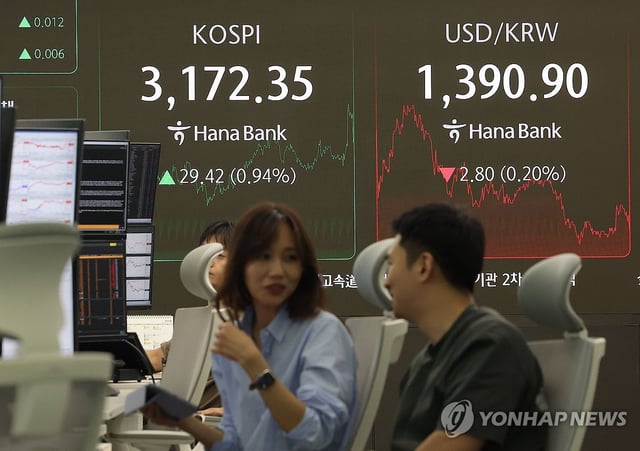 This photo, taken on Sept. 2, 2025, shows the dealing room of Hana Bank in Seoul. (Yonhap)