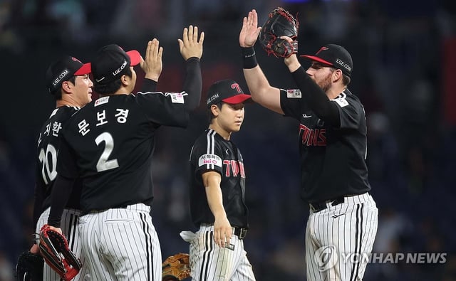 LG Twins players celebrate their 4-3 win over the NC Dinos in a Korea Baseball Organization regular-season game at Changwon NC Park in Changwon, South Gyeongsang Province, on Aug. 28, 2025. (Yonhap)