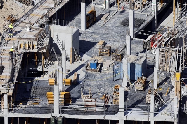 Obreros trabajando en la construcción de un edificio en Vigo.