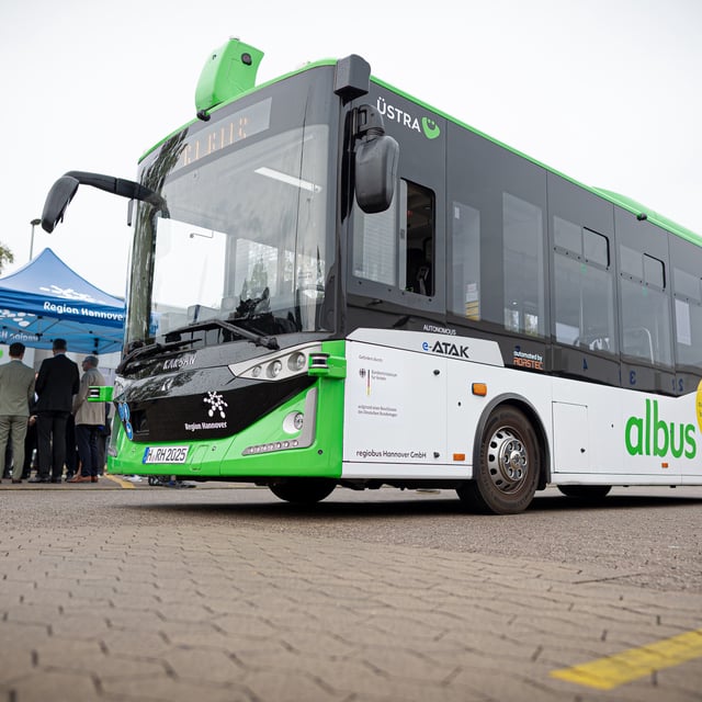 In der Region Hannover startet der Testbetrieb des ersten großformatigen autonomen Linienbusses im Straßenverkehr in Deutschland.