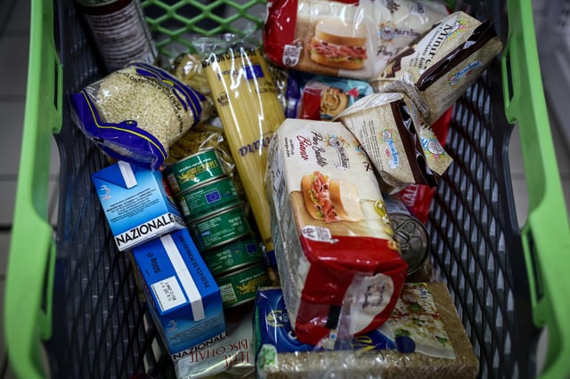 A shopping trolley is filled with food products at Caritas Emporium, in Rome, Italy, February 27, 2024. REUTERS/Guglielmo Mangiapane/File Photo