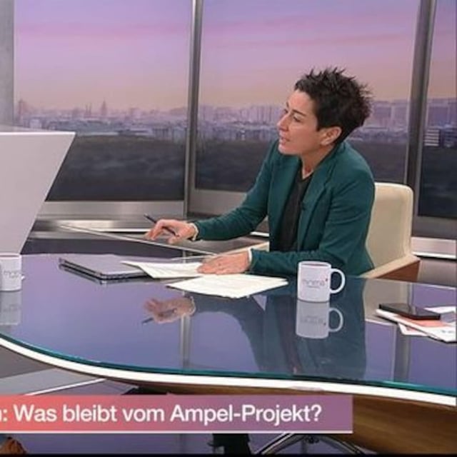 Bei ihrem Gast René Springer ist Dunja Hayali in Bezug auf Zahlen „immer mal ein bisschen skeptisch“. Entsprechend hitzig wird die Diskussion im ZDF-„Morgenmagazin“, als die Moderatorin und der AfD-Politiker auf das Thema Bürgergeld zu sprechen kommen. Die Bunderegierung plant, härter gegen Schwarzarbeit bei Bürgergeld-Empfängern vorzugehen. Im ZDF-„Morgenmagazin“ sprach Dunja Hayali darüber mit René Springer, dem arbeits- und sozialpolitischen Sprecher der AfD-Fraktion.
„Bei Schwarzarbeitenden sagen Sie, ein Drittel der Bezieher machen das“, resümierte Hayali in der Sendung vom Dienstag. „Das sind Studien, die das belegen. Das ist ja ein großes Dunkelfeld“, entgegnete Springer, als er von der Moderatorin unterbrochen wurde: „Stopp, stopp, stopp! Wir wollen keine Desinformationen!“
Der AfD-Politiker forderte: „Sie stellen eine Frage, also lassen Sie mich auch antworten! Übernehmen Sie nicht die falschen Zahlen der Bundesregierung.“ Während Springer auf „erwerbsfähige Leistungsberechtigte“ zu sprechen kam und betonte, diese seien „die Gruppe, um die wir uns kümmern müssen“, hakte die Journalistin erneut nach: „Schwarzarbeiter ein Drittel, sagen Sie - bleiben Sie dabei?“
Springer wurde deutlich: „Da haben wir Studien zitiert! Es gibt Studien, die sagen, dass sie davon ausgehen ...“, setzte er an, als ihn Hayali abermals unterbrach: „Von Professor Schneider. Der hat gesagt, das ist eine laufende Studie, der hat seine Zahlen korrigiert und sagt mittlerweile, es ist nicht ein Drittel, sondern 10.000. Wieso bleiben Sie bei der falschen Zahl?“ Daraufhin warf der AfD-Mann seiner Gesprächspartnerin vor, vom Thema abzulenken - die jedoch erklärte trocken: „Ne, ich will nur richtige Zahlen.“
Sehen Sie den ganzen Beitrag in voller Länge jederzeit bei https://zdf.de/