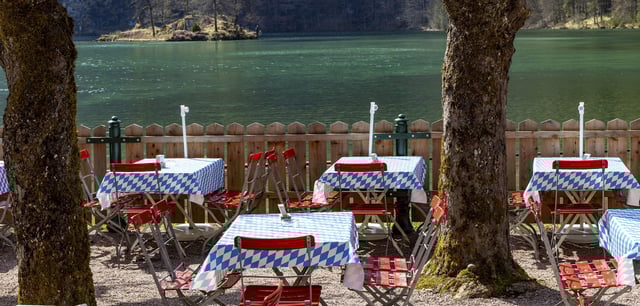 Leerer Biergarten am Königssee im Berchtesgadener Land