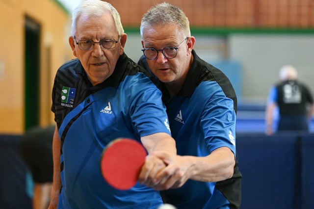 Ein Parkinson-Patient (l.) mit Trainer beim Tischtennis