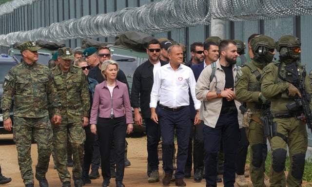 Ursula von der Leyen, ici le 25 août à la frontière polonaise, a entamé une tournée des pays européens frontaliers avec la Russie pour exprimer sa « pleine solidarité ».