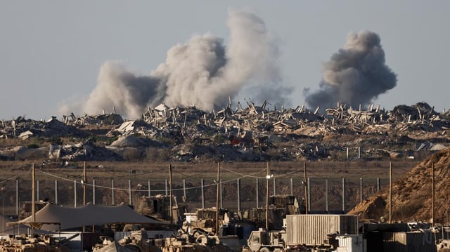 De la fumée s’élève après une explosion à Gaza, vue depuis le côté israélien de la frontière, le 1er septembre 2025.