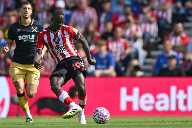 Le milieu sénégalais Habib Diarra, arrivé cet été de Strasbourg, passe le ballon lors d'une rencontre entre Sunderland et West Ham, le 16 août 2025 à Sunderland
