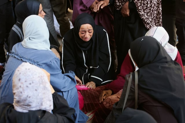 Des Palestinienes pleurent la mort de proches tués dans des frappes israéliennes sur la ville de Gaza, à l’hôpital Al-Chifa, le 2 septembre 2025