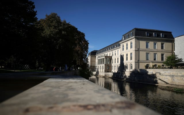 Weil er den niedersächsischen Landtag in Hannover mit roter Farbe beschmierte, muss ein 25-Jähriger insgesamt 2000 Euro Strafe zahlen.