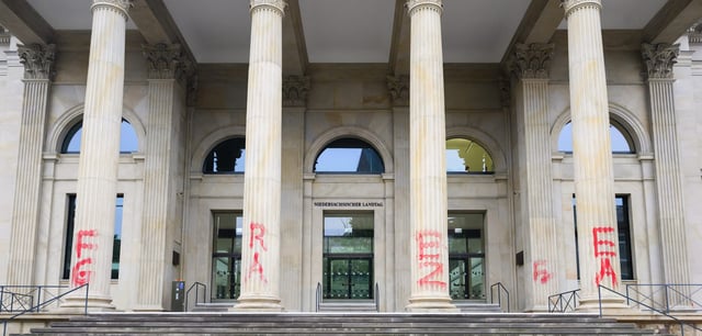 Die rote Farbe auf dem denkmalgeschützten Gebäude sorgte für massive Sanierungskosten
