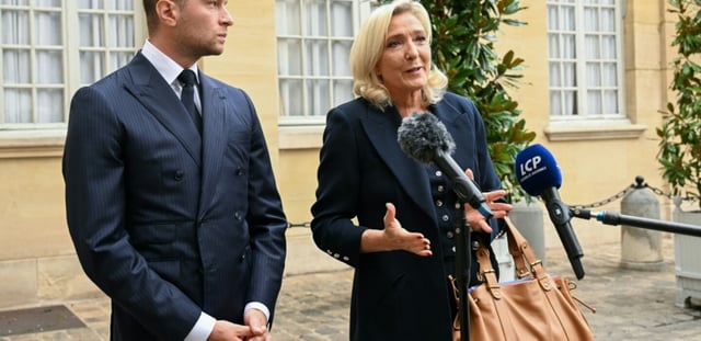 Jordan Bardella (G), président du Rassemblement national, et Marine Le Pen (D), cheffe de file des députés RN, à l'issue de leur rendez-vous avec le Premier ministre François Bayrou à Paris 2 septembre 2025