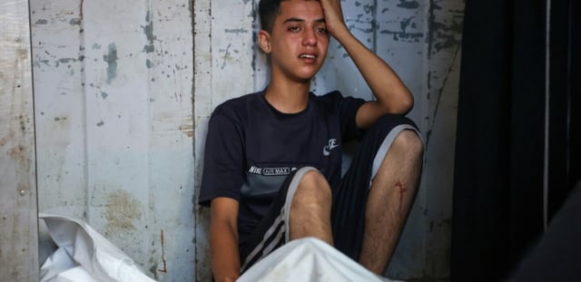 Un jeune palestinien pleure près du corps d'un proche tué dans des frappes israéliennes sur la ville de Gaza, à l'hôpital Al-Chifa, le 2 septembre 2025