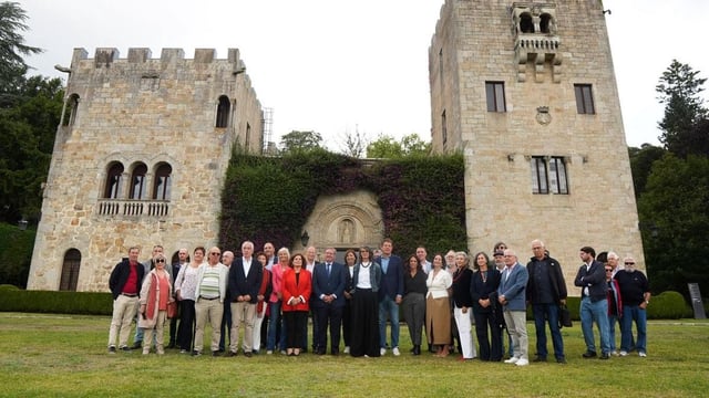 El Gobierno escenifica con un acto en el pazo el inicio de los trámites para declararlo lugar de memoria. Los memorialistas protestan en la puerta por una "teatralización carente de compromiso real" y exigen que se les tenga en cuenta en el proceso 