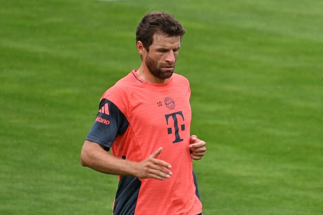 Thomas Müller zu Besuch beim Training an der Säbener Straße.