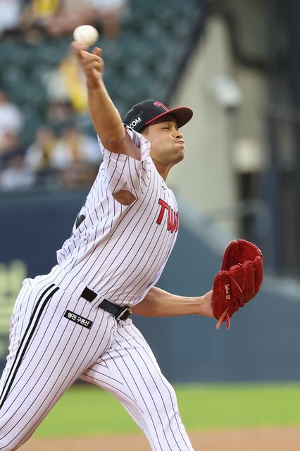 LG Twins starter Yonny Chirinos pitches against the Lotte Giants during the clubs' Korea Baseball Organization regular-season game at Jamsil Baseball Stadium in Seoul on Sept. 2, 2025, in this photo provided by the Twins. (PHOTO NOT FOR SALE) (Yonhap)