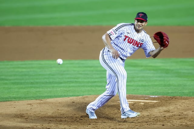 LG Twins starter Yonny Chirinos receives the ball from catcher Park Dong-won during a Korea Baseball Organization regular-season game against the Lotte Giants at Jamsil Baseball Stadium in Seoul on Sept. 2, 2025, in this photo provided by the Twins. (PHOTO NOT FOR SALE) (Yonhap)