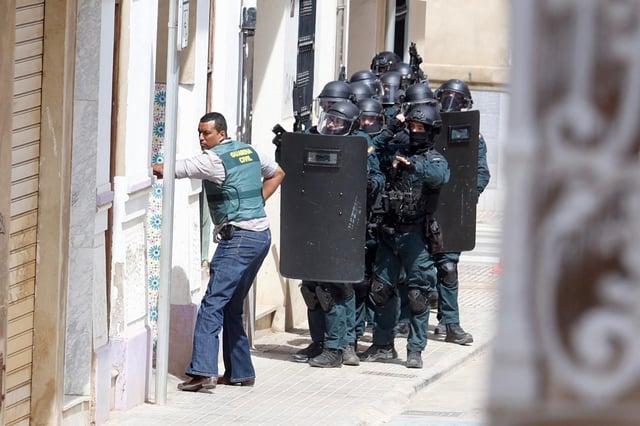 Entrada de las fuerza sde segiuridada la vivienda okupada.